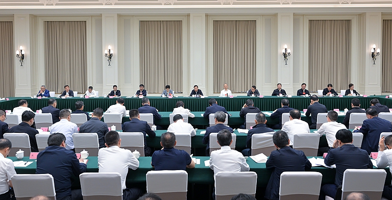 王曉暉在省級領(lǐng)導(dǎo)干部黨紀(jì)學(xué)習(xí)教育讀書班上強(qiáng)調(diào)
堅持從學(xué)紀(jì)入手抓好黨紀(jì)學(xué)習(xí)教育
切實做到學(xué)紀(jì)知紀(jì)明紀(jì)守紀(jì)
黃強(qiáng)施小琳參加「相關(guān)圖片」